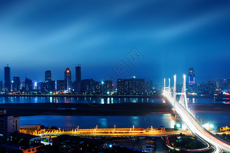 夜幕风景的桥和城市背景图片
