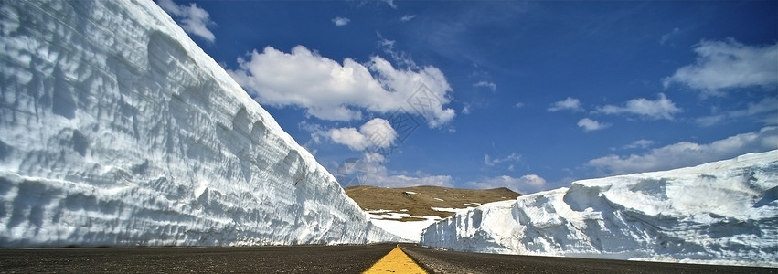 冬季路雪槽铺平层道路中心照图片