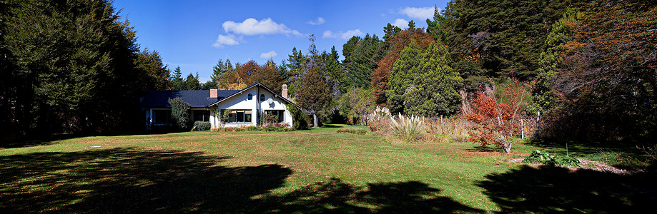 秋天森林里的房子图片