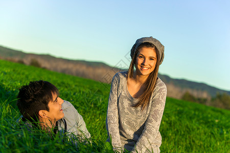 幸福的夫妇在绿草场放松的肖像图片
