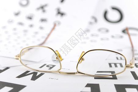 眼镜上的眼镜在眼科血压表上图片