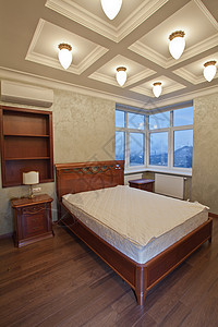 古色香的豪华卧室大窗户照亮了房间图片