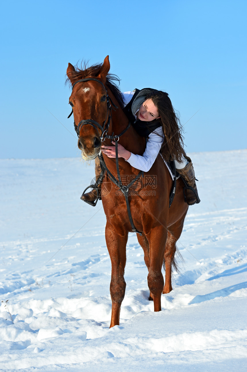 冬天骑马的女孩图片