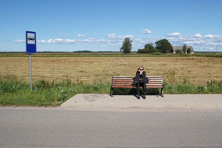 农村地区单身妇女等待一辆公共汽图片