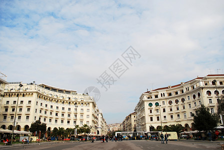 塞萨洛尼基城市广场与交通和运动背景图片