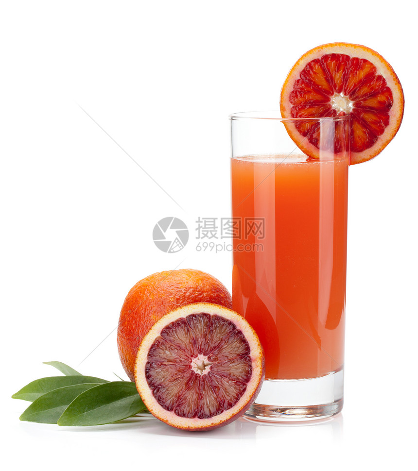在玻璃杯和橙子中的红橙汁在白色背景上被隔离图片