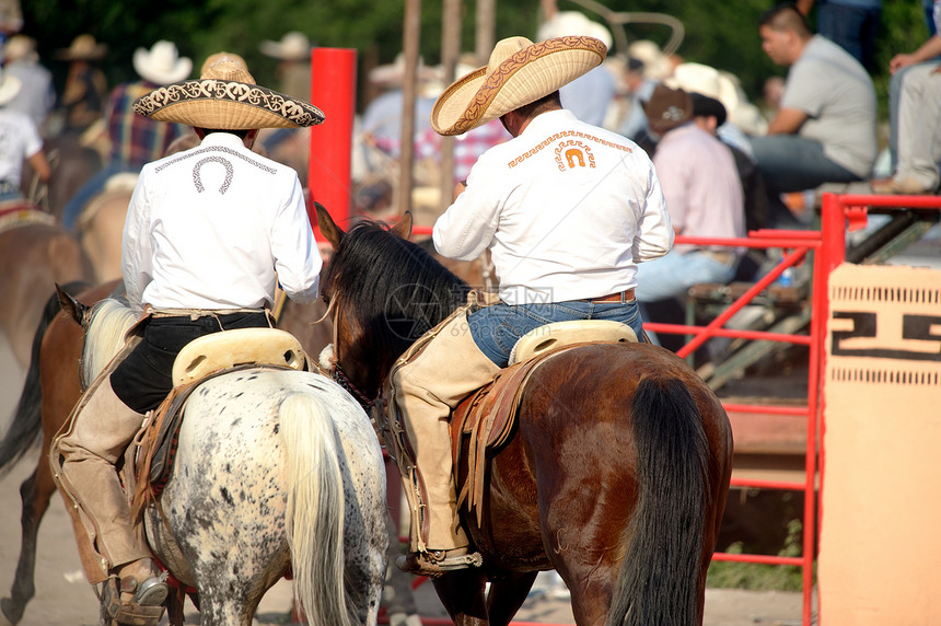 在美国德克萨斯州圣安东尼奥附近的一个charreada或charreria活动中图片