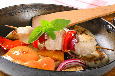 平底锅烤蔬菜和鸡肉串图片