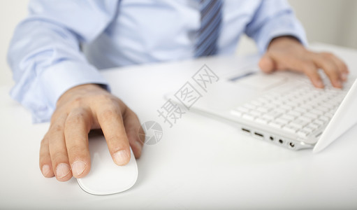 男手触摸计算机鼠图片