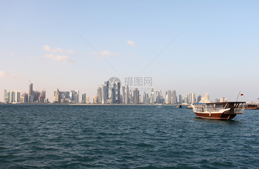 卡塔尔多哈的天线在前方有图片