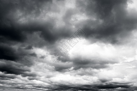 黑暗不祥的灰色风暴云图片