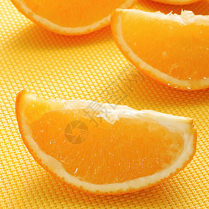 橙色桌布上的几片橙子图片