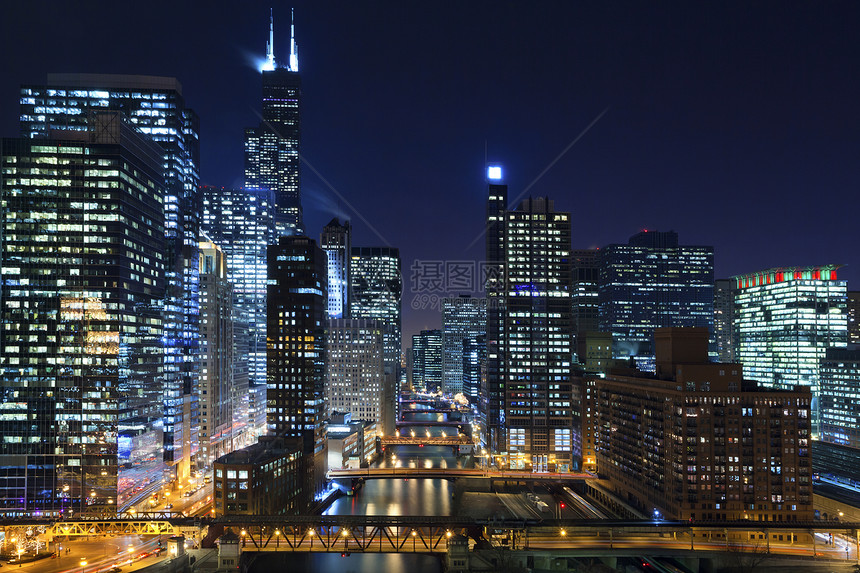 芝加哥市中心与芝加哥河的画图片