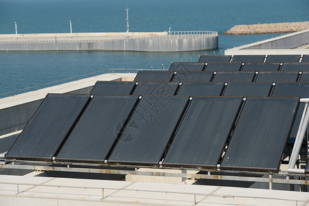 屋顶上的太阳能热水板图片