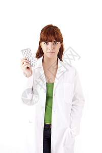 在白色背景上拿着一些药片的年轻军医图片