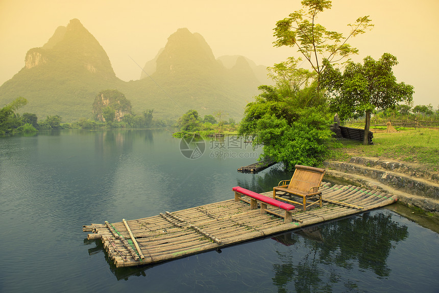 阳寿河上的竹筏漂流图片