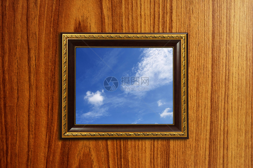 一张木制图画框的照片里图片
