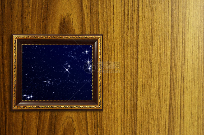 一张木制图画框的照片夜图片