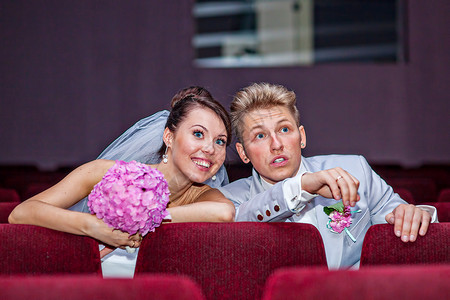 年轻夫妇结婚那天在电影院里图片
