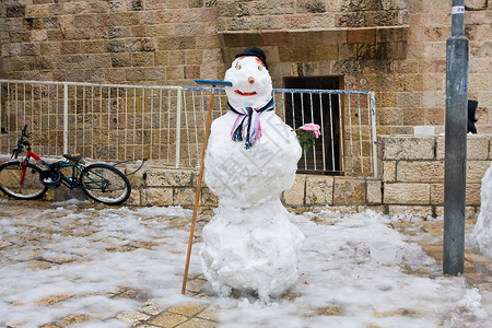 在耶路撒冷古城的院子里长大的雪人在图片