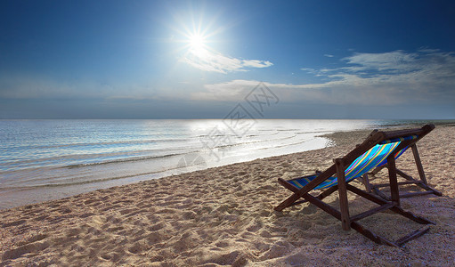 海边的木椅海滩和日落图片