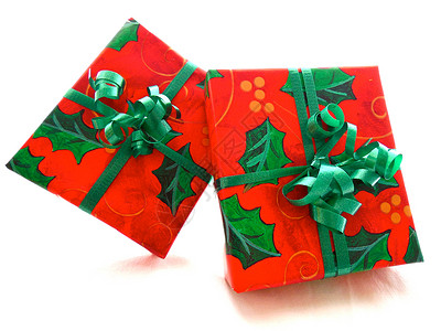 小礼物盒包装在圣诞节红绿的背景图片