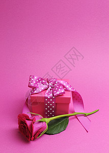 漂亮的粉红色礼物背景图片