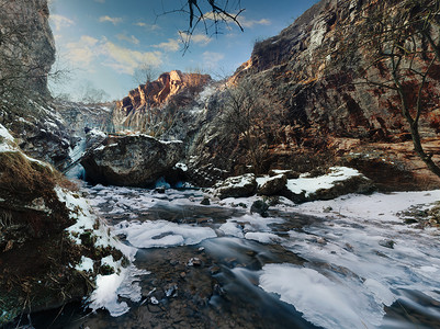 冬季溪流被冰封成冰图片