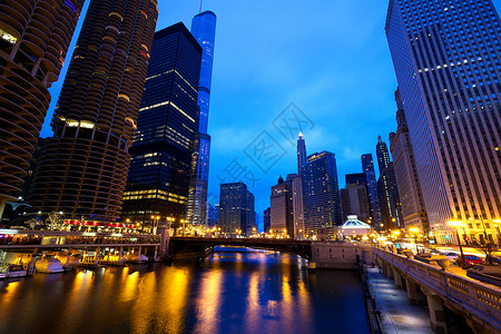 芝加哥河天际线美国IL黄昏图片