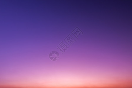 泰国日落时拍摄的天空颜色图片