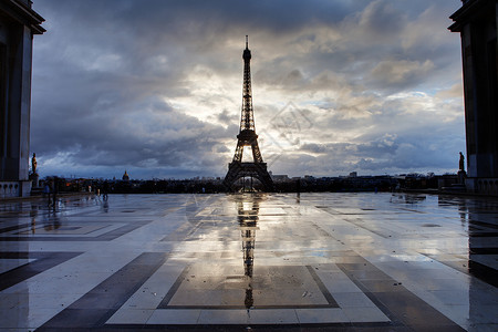 从巴黎的埃菲尔铁塔与云彩的反射图片
