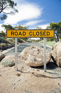 道路关闭标志公路图片