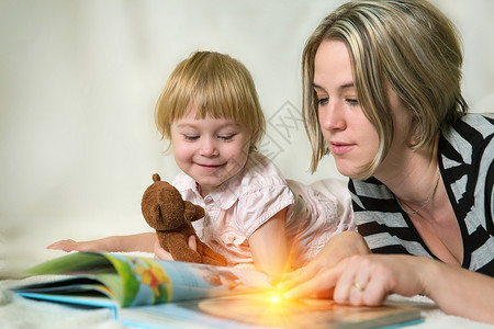 看儿童书的母亲和女儿图片