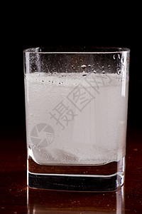 用水作为碱处理的玻璃中高清图片