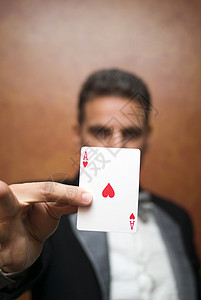 魔术师用卡片表演图片