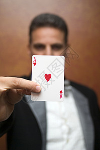魔术师用卡片表演图片