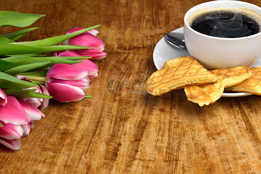 新鲜的郁金香一杯咖啡热蒸咖啡和图片