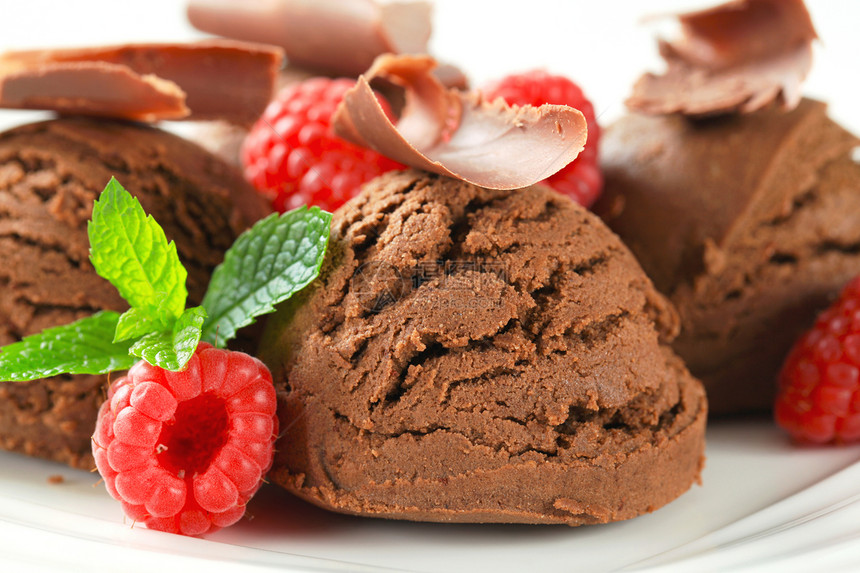 巧克力冰淇淋和新鲜草莓的图片