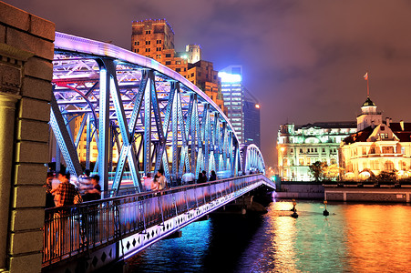 上海外白渡桥夜色江上彩灯图片