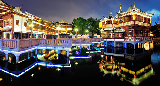 上海历史塔式建筑夜间图片