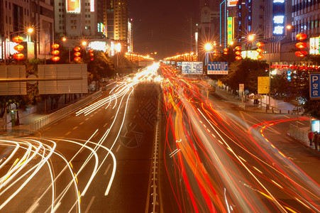广东省深圳市夜里走主干道有图片
