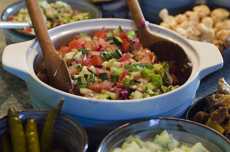 一碗经典的以色列沙拉它是切碎的番茄和黄瓜丁沙拉它是以色列图片