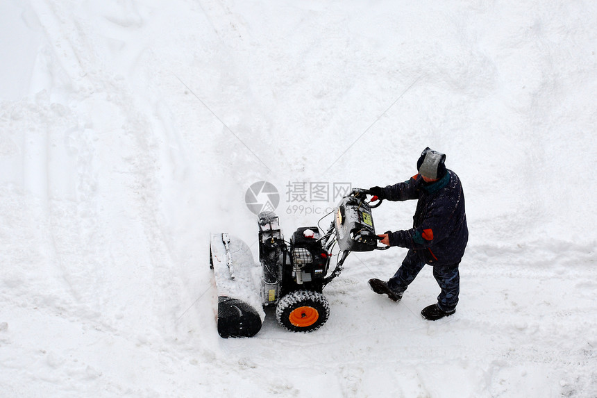 冬天操作吹雪机的人图片