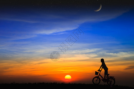 夕阳下骑自行车的剪影女儿图片