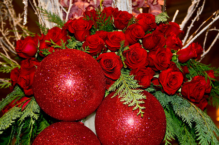 由闪发光的红色球和浪漫的红玫瑰花朵组成的图片