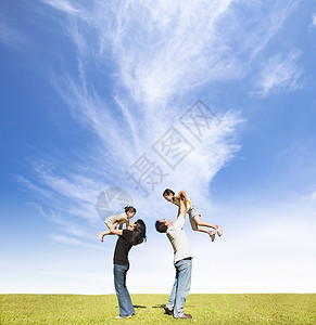 在草地上幸福的一家人图片