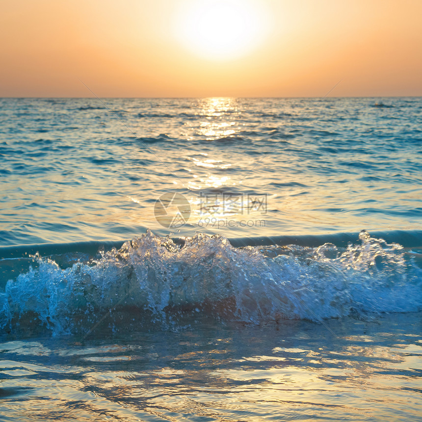 海上落日大太阳和海浪图片