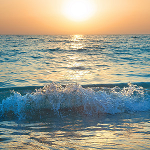 海上落日大太阳和海浪图片