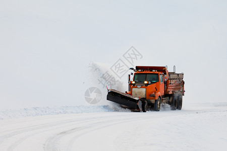 冬季暴雪风雪后清理道路的雪犁卡车图片