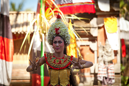 龙年年会节目策划方案巴厘岛女孩在2012年日在印度尼西亚巴厘岛举行的经典全国巴厘岛舞蹈Barong前为游客摆姿势巴龙是巴厘岛非常受欢背景